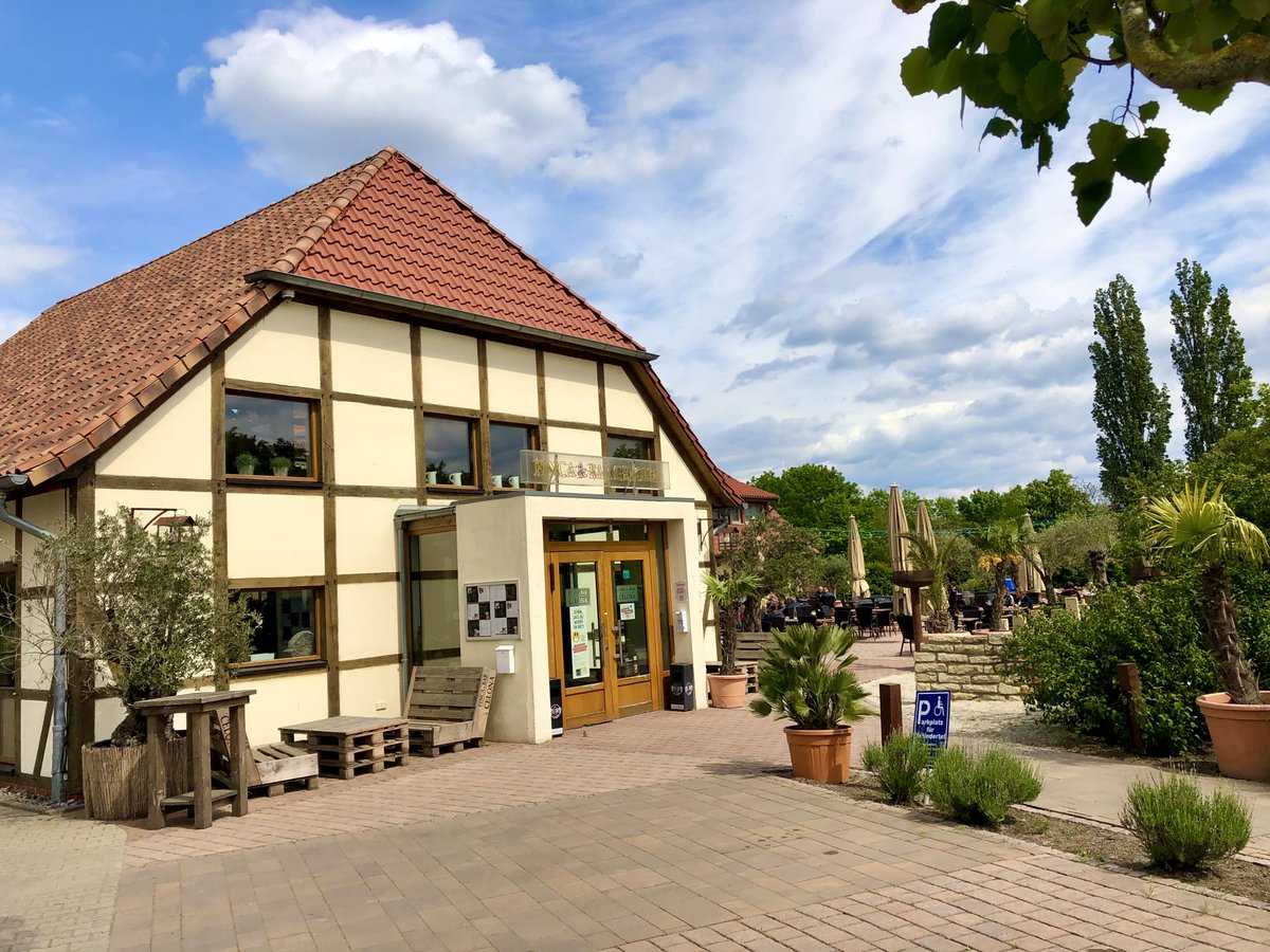 ElectriveNet's tweet photo. Mit dem #VW #eUp sind wir auf diesen Ladepark bei Finca & Bar Celona #Hannover gestoßen.
- 4x DC-Lader: 1x 350 kW CCS, 3x CCS (200 A begrenzt), CHAdeMO generell auf 125 A
- 3x AC-Lader: 6 Ladepunkte je 22 kW
#eMobility #Elektroauto @volkswagen @enercity #Enercon #Wallbe https://t.co/LBSMXvlx34