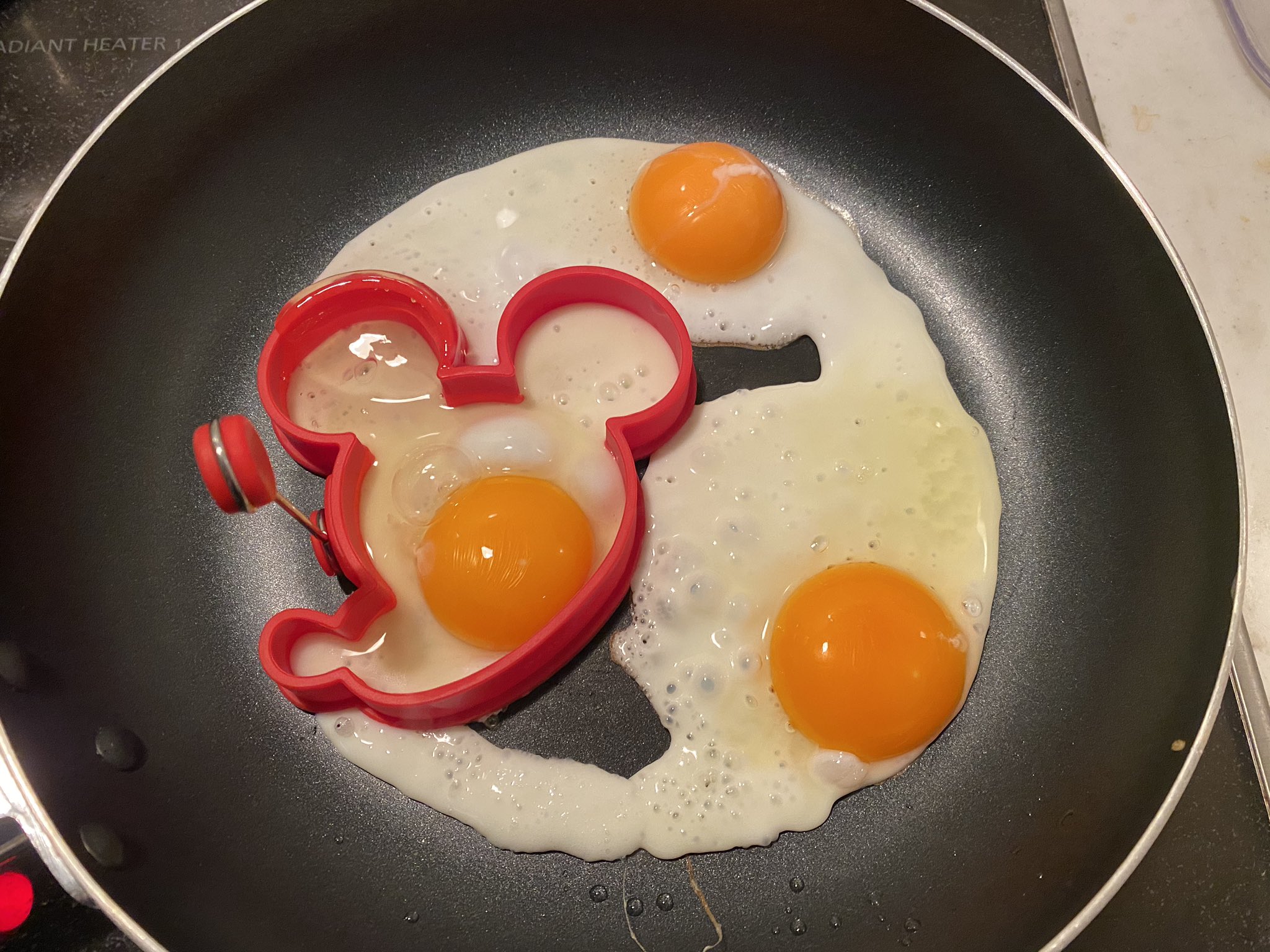 O Xrhsths ぷにゃすけ Sto Twitter ダイソー様でミッキーシェイプの目玉焼き用シリコン型を売っていたので さっそく使ってみましたの ちょっと形が崩れたけどかわいいですの