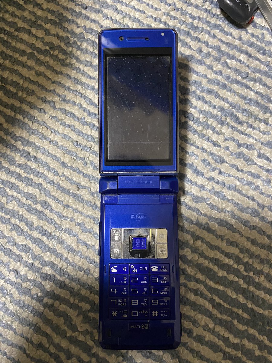 ゆう 昔使ってたガラケーが出てきた ガラケーと比べると今使ってる携帯 Iphone11 Promax ってデカいねw 真ん中がiphone5で右が今使ってる携帯と同じサイズのiphone6s Plus