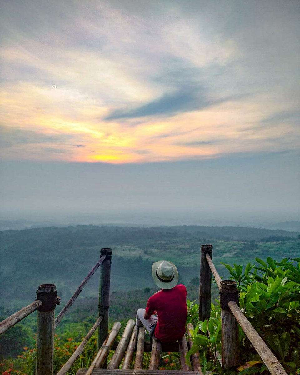 pariwisatakng's tweet image. Penantian
Kala itu
Kini terisolir jarak dan waktu
#dirumahaja
📷@bngcimot__ @ak.gami22 .

Postingan : @ghanyabdul91
📌 Bukit Lambosir, Desa Setianegara, Kec. Cilimus, Kab. Kuningan

#PariwisataKuningan