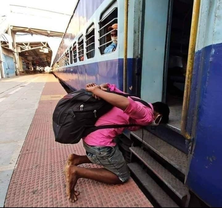 "जनता को इतना निचोड़ दो कि वह जिंदा रहने को ही विकास समझें" 

 ~~ केंद्र सरकार