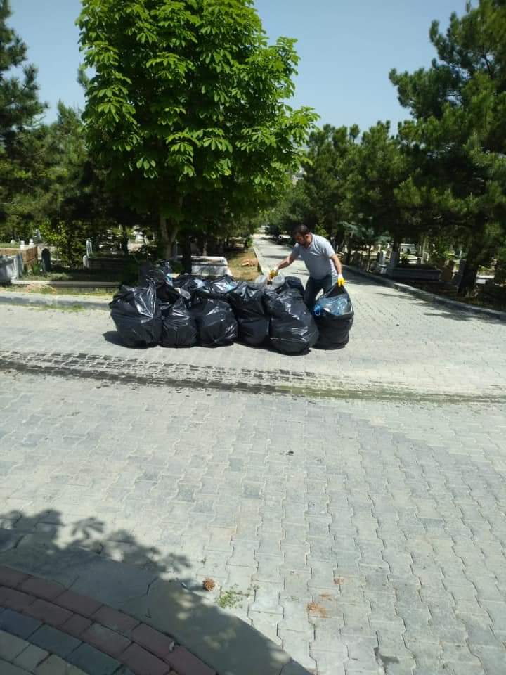 Adembarisaskin's tweet photo. Bayram Öncesinde İlçemizdeki Tüm Mezarlıklarımızda Temizlik ve Bakım Çalışmalarını Büyükşehir Belediyemizle Birlikte Başlattık. https://t.co/0v1p435T1a