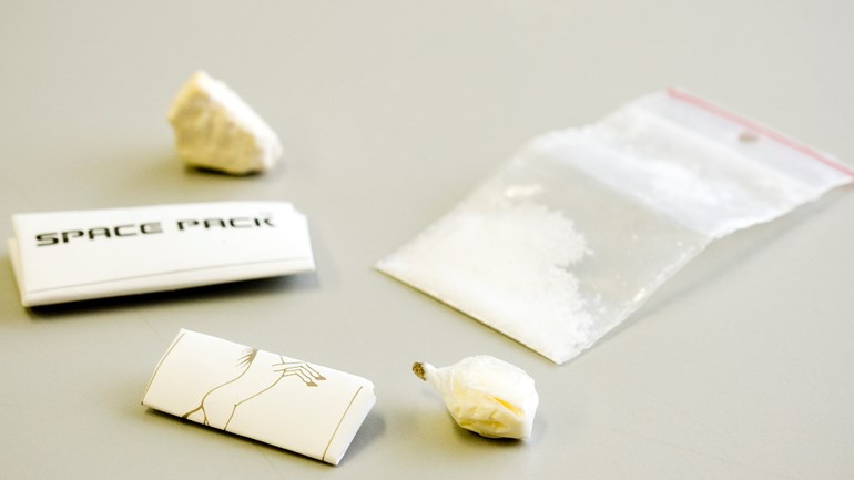 RT Honderden zakjes cocaïne en pillen gevonden bij huiszoekingen: De politie heeft zaterdag zes mensen aangehouden voor georganiseerde drugshandel. Onder meer in Haaf.....