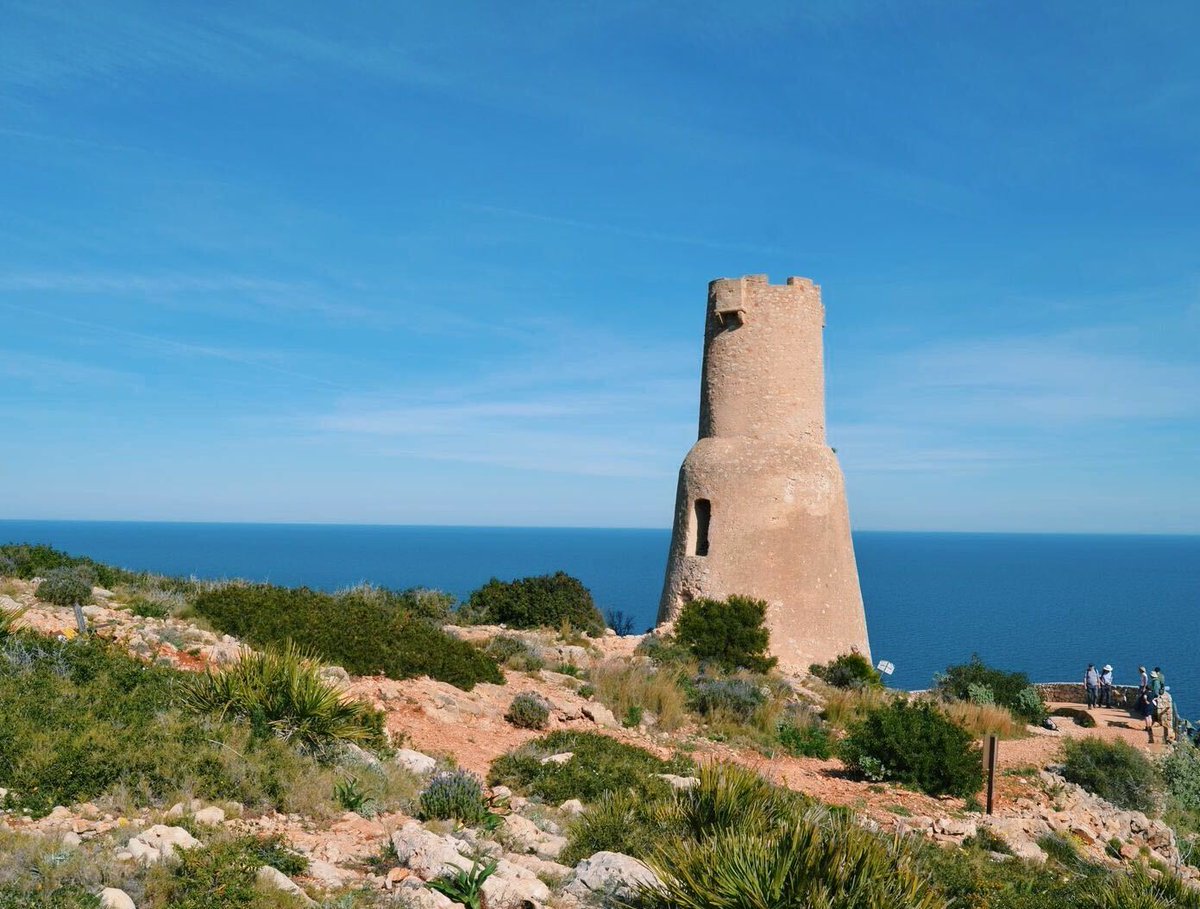 DeniaTurismo's tweet photo. Visitar Dénia es una experiencia que no se puede describir, hay que vivirla. 
Por eso, cuando todo esto acabe, te invitamos a que te enamores de sus gentes, su gastronomía, sus calles llenas de historia, sus playas...  #Tucasasinti #TurismoDénia
@costablancaorg @c_valenciana https://t.co/t3zZ2m6l2F
