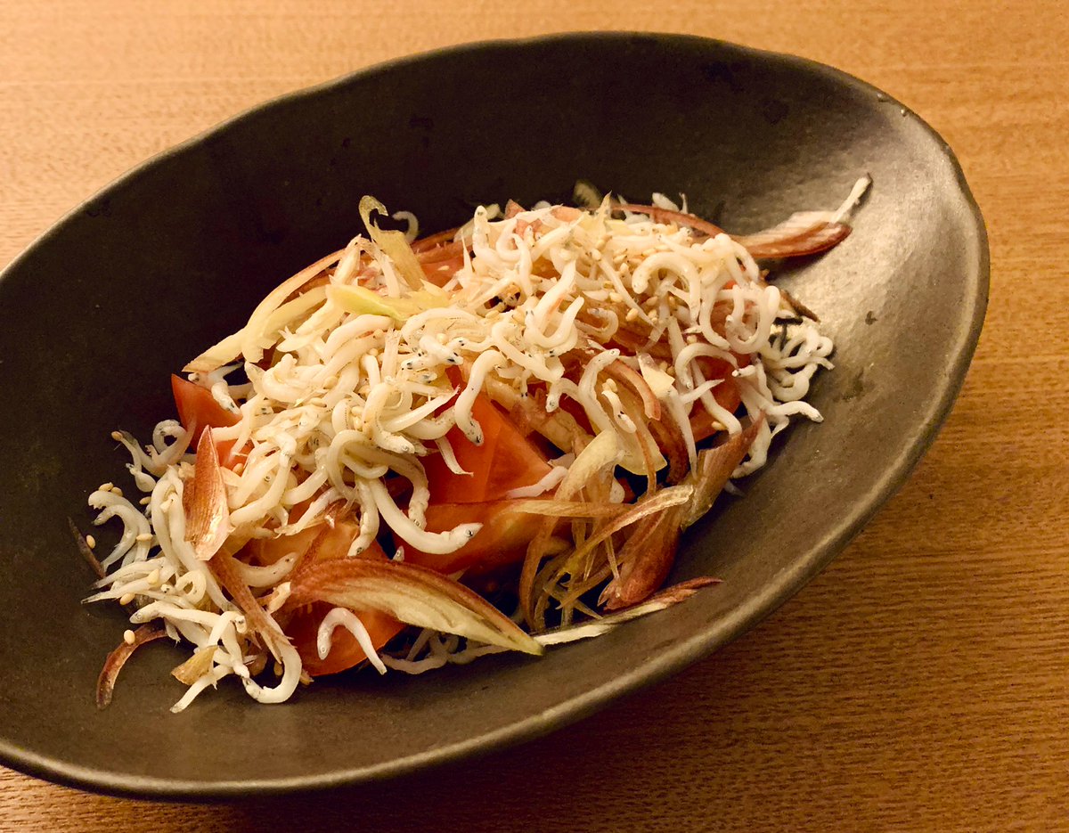 真野遥 発酵料理家 地味だけど美味しすぎて毎日食べてる トマトとしらすと茗荷のサラダ くし切りにしたトマト1個 千切りにした茗荷1本 釜揚げしらすたっぷりをお皿に盛って ポン酢とごま油と白ごま もはや無限トマト