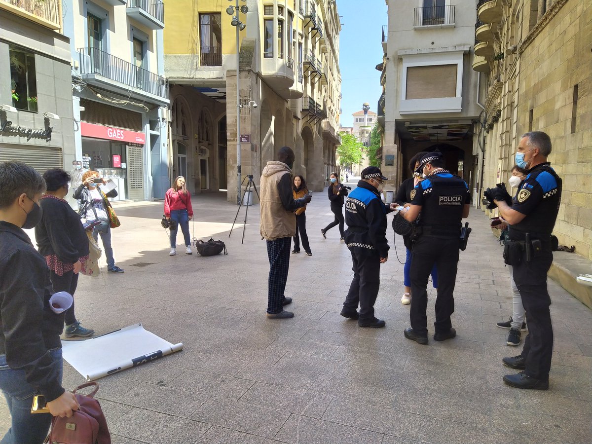 destriem_ponent's tweet photo. ⚠️ ALERTA! La @gUrbanaLleida ens identifica després d'una roda de premsa on hem denunciat la situació dels temporers de #Lleida dormint al carrer.
#FruitaAmbJustíciaSocial https://t.co/4WUoIlmJJq