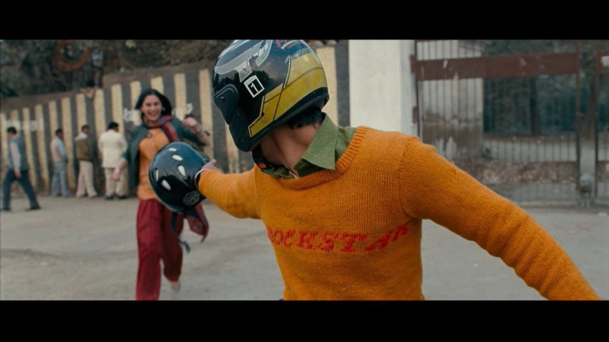 There's a loveless relationship between Heer Kaul and JJ in this episode. The way he looks at her body and feels something, but not anything sexual makes a point (Pic 4). They are friends, Perhaps. They are naive about an emotion called Love, maybe.