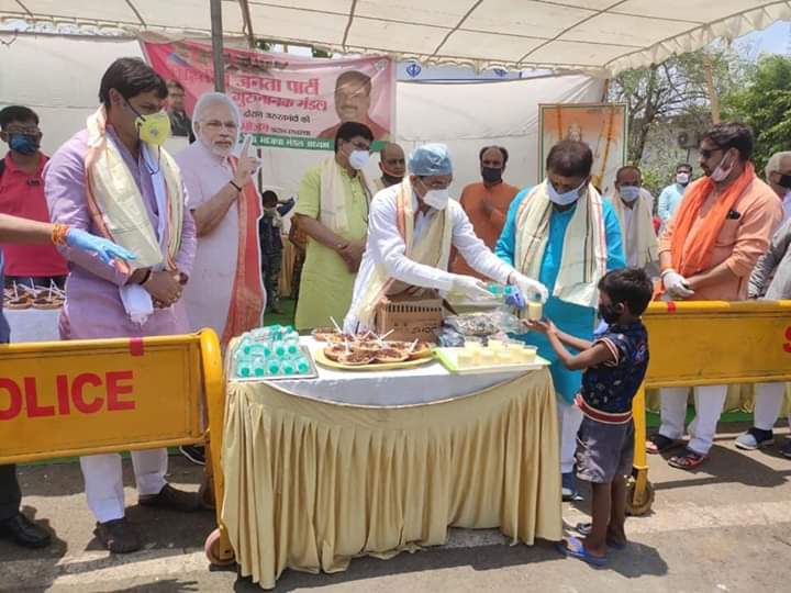 sumitpachauri09's tweet photo. सेवा के 51 वे दिन पर निरंतर लॉकडाउन के चलते महाराष्ट्र, उत्तरप्रदेश, झारखंड, बिहार, छत्तीसगढ़, गुजरात आदि मध्यप्रदेश के पडोसी राज्यों से हर दिन हाइवे से हजारों की संख्या में श्रमिक आवागमन कर रहे ऐसे श्रमिक जिनके पैरो में जूते चप्पल नहीं दिखे उन जरूरतमंद श्रमिकों को https://t.co/DsyEC72ZbK