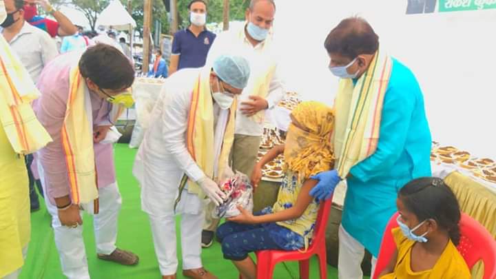 sumitpachauri09's tweet photo. सेवा के 51 वे दिन पर निरंतर लॉकडाउन के चलते महाराष्ट्र, उत्तरप्रदेश, झारखंड, बिहार, छत्तीसगढ़, गुजरात आदि मध्यप्रदेश के पडोसी राज्यों से हर दिन हाइवे से हजारों की संख्या में श्रमिक आवागमन कर रहे ऐसे श्रमिक जिनके पैरो में जूते चप्पल नहीं दिखे उन जरूरतमंद श्रमिकों को https://t.co/DsyEC72ZbK