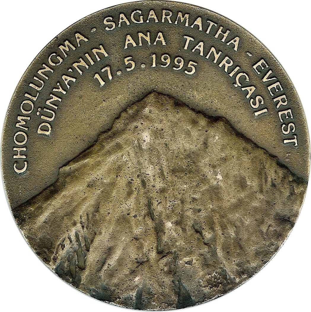 Tam 25 yıl önce bu sabah, 27 yaşında, 8850 m.lik dünyanın en yüksek dağı Everest'e tırmanan ilk Türk &amp; dünyadaki ilk müslüman dağcı oldum. Hayatım boyunca gururla taşıyacağım, soyumun da aynı gururu yaşayacağı bu ilk Türk 8000'liğinin 25. yılını Türk dağcılığına armağan ediyorum.