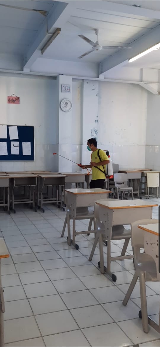 MB1_School's tweet photo. SMA Mutiara Bangsa  cegah penyebaran  Covid 19 dengan penyemprotan desinfektan https://t.co/9oVWGJ6kwK