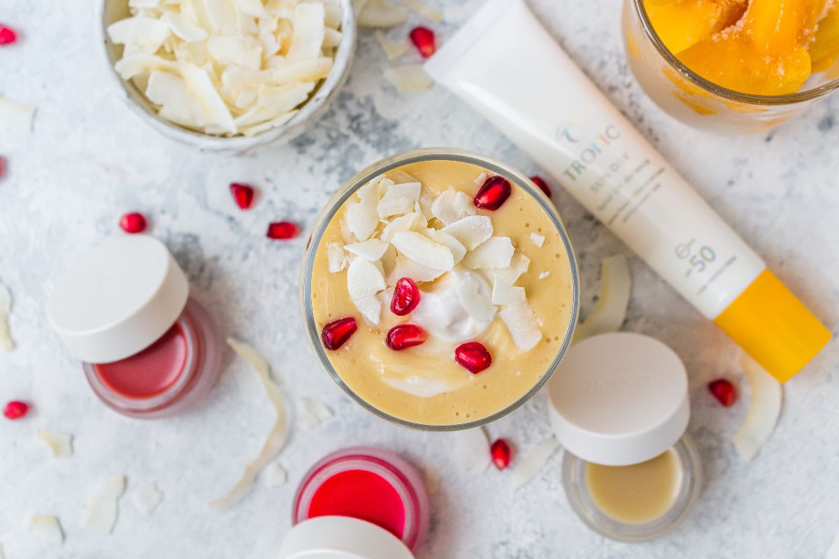 TropicSkincare's tweet image. We’ve teamed up with plant-based food blogger @nourishingamy to share a quick and easy &apos;Sunshine Smoothie&apos; recipe inspired by ingredients in our summer skincare essentials: Sun Day and Lip Fudge 🌴

Find the recipe here: fal.cn/387xv