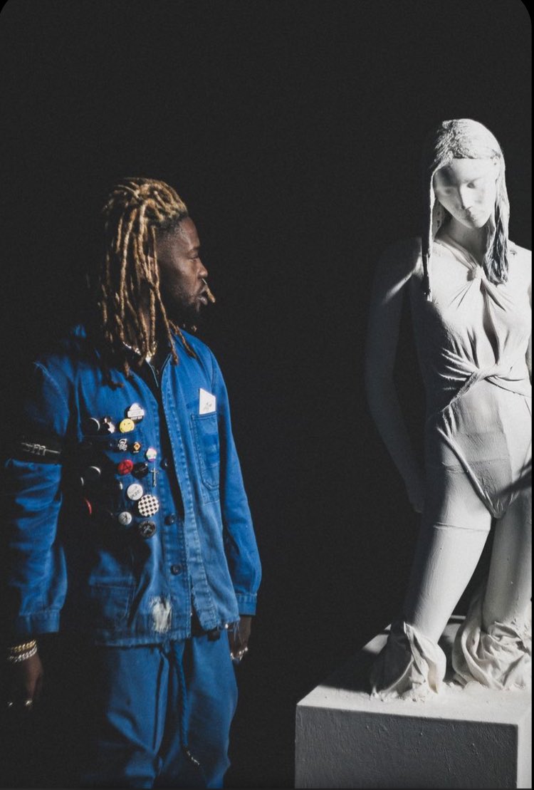 rapextract's tweet image. « J'me souviens d'l'époque où nous étions qu'des inconnus
De cette même époque où je t'imaginais nue »