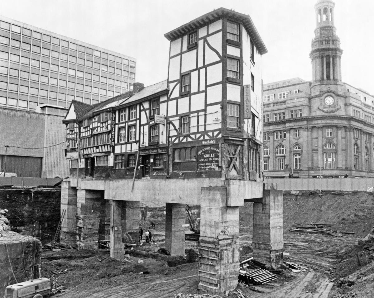 "that pub in Manchester" I mentioned. In 1974 The Old Wellington Inn was raised 2m to be level with the new Arndale Shopping Centre, then after the '96 IRA bomb it was taken to pieces & rebuilt by Ian Simpson 70m away.
