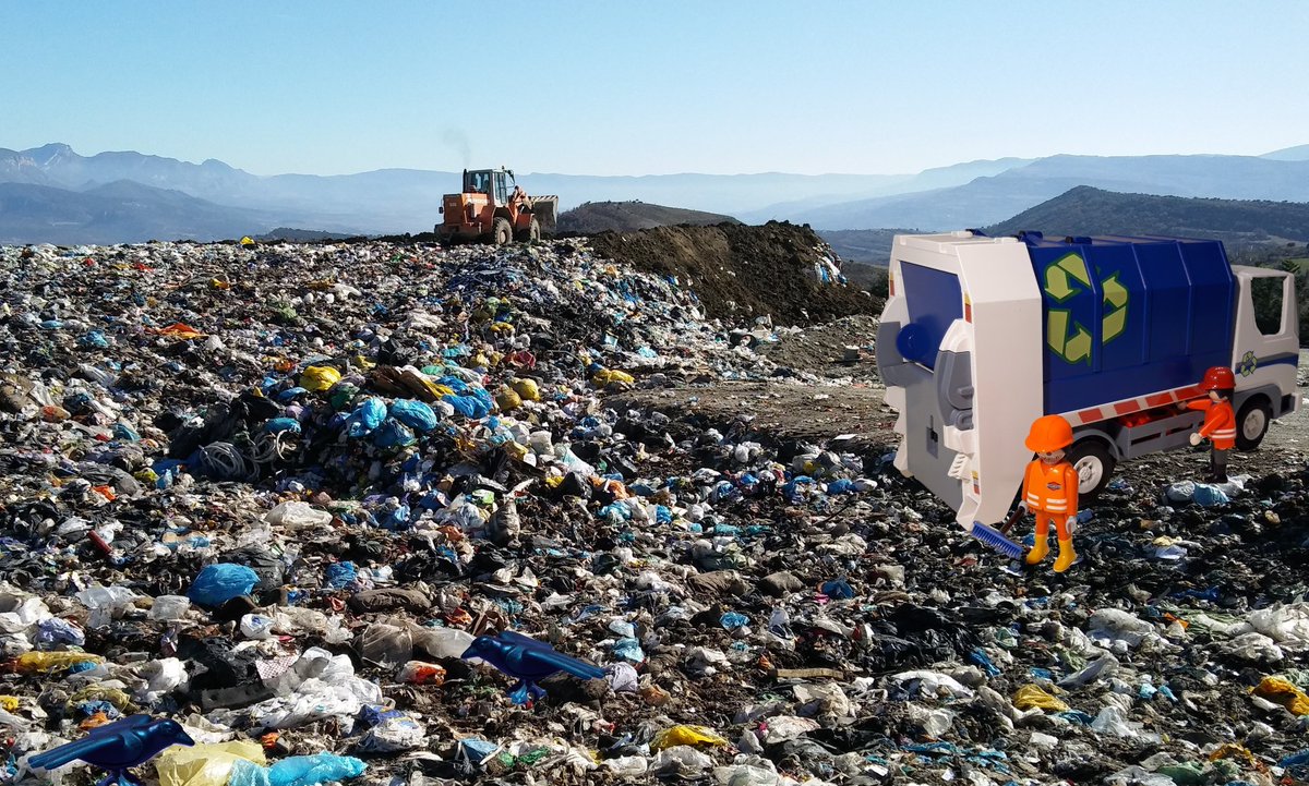 rocassos's tweet photo. Hoy es el #DiaMundialReciclaje ,un buen monento para reflexionar sobre cuánta #basura generamos y cambiar de hábitos de compra, evitando los productos con #sobreembalaje
.
#Playmobil #recyclingday #DiaMundialDelReciclaje https://t.co/jRaJOjHlh7