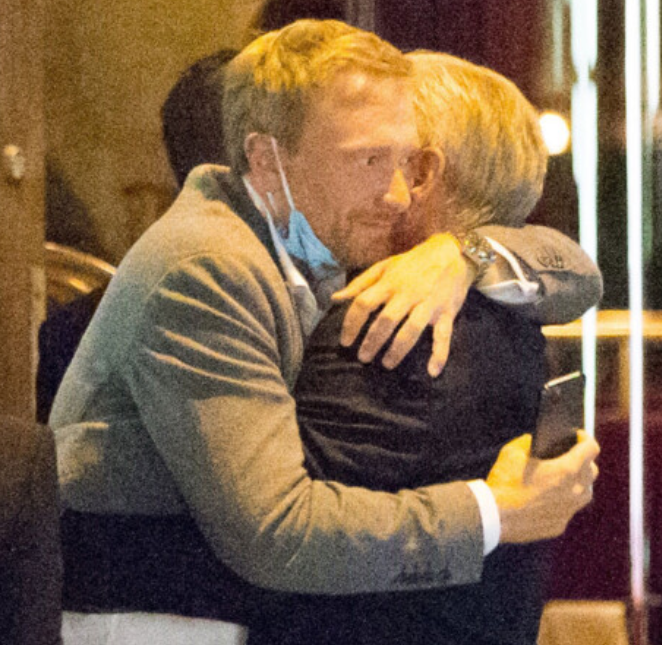 didn't age well

(von CL eng umschlungen: Honorarkonsul Weißrussland, das Land, welches Corona weiterhin totschweigt)