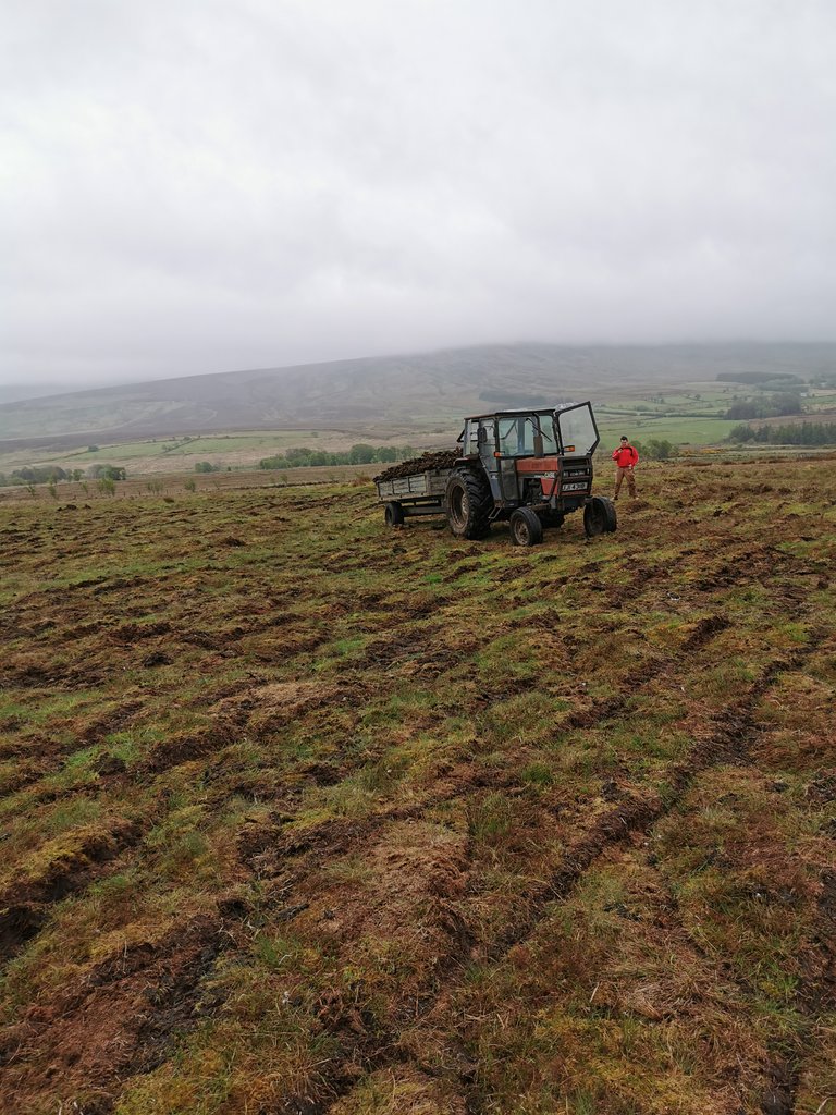 DaireDevine's tweet image. That&apos;s a wrap for another year, Turf cut and home inside 4 weeks. On a special note I&apos;d also like to Congratulate @devine_fintan for not bogging the tractor this year #Turf2k20 #HappyMan #MountainMen