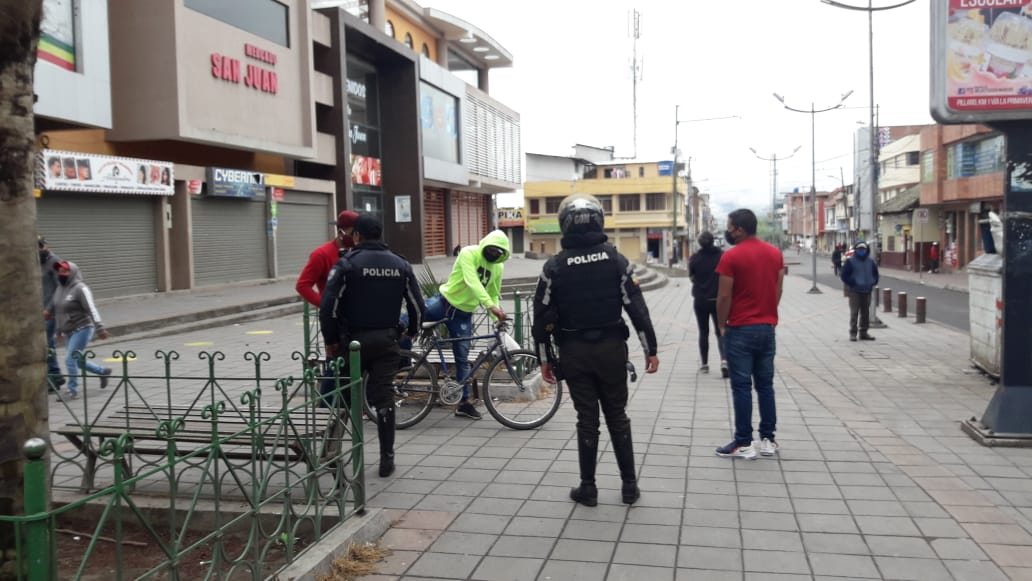 PoliciaEcuador's tweet photo. #SubzonaTungurahua 

Nuestros servidores policiales realizan constantes patrullajes y concientización a la ciudadanía sobre el distanciamiento social, previniendo la propagación del #COVID19ec. #DistPillaro 

#TuDistanciaEsMiDerecho 
#TrabajamosPorTuSeguridad https://t.co/ZzjdXo5iZ5