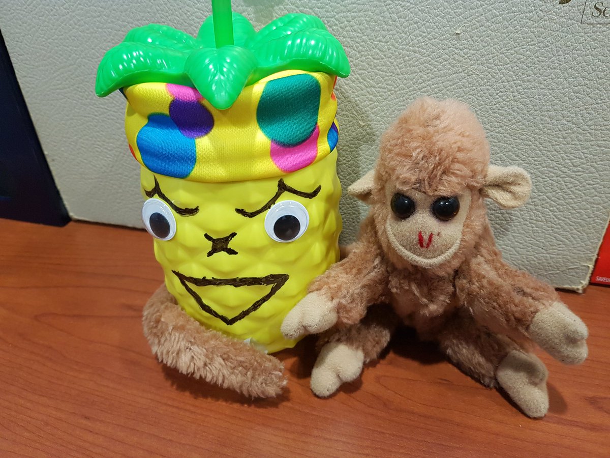 Breakingtyfast1's tweet photo. Little @RJCity1 hanging out with @SugarDunkerton today #PineapplePete #ILoveRJ 🤘🇨🇦🙃 https://t.co/RwjUhpR42e
