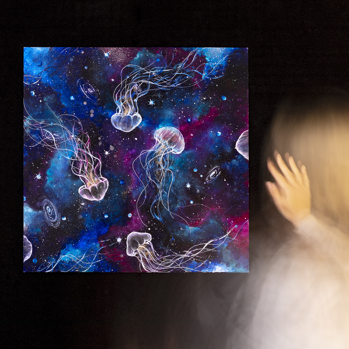 Soar into space with ‘Lost in a Dream’ from ground-breaking painter Becky Smith. Charged with bio-luminescent paint, dim the lights and see more when UV brushstrokes illuminate the tranquil sea-jellies.

#beckysmith #jellyfish #uv #painter #lostinadream #dream #illuminatedart