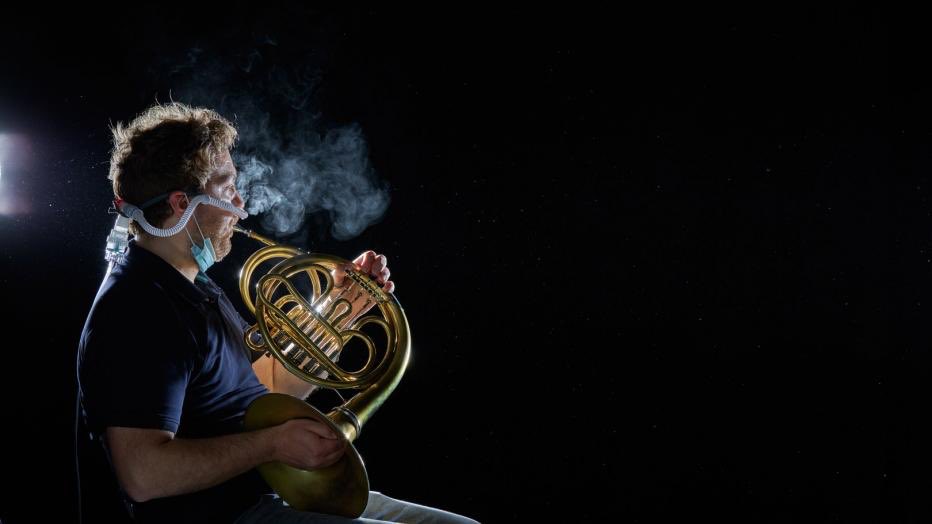 La Filarmónica de Viena ha realizado un estudio para ver cómo se propaga el aire y qué grado de contagio hay entre los músicos en un escenario. El resultado es concluyente: "Es casi imposible infectarse en el escenario, el contagio es menos de lo esperado”
kurier.at/kultur/wiener-…