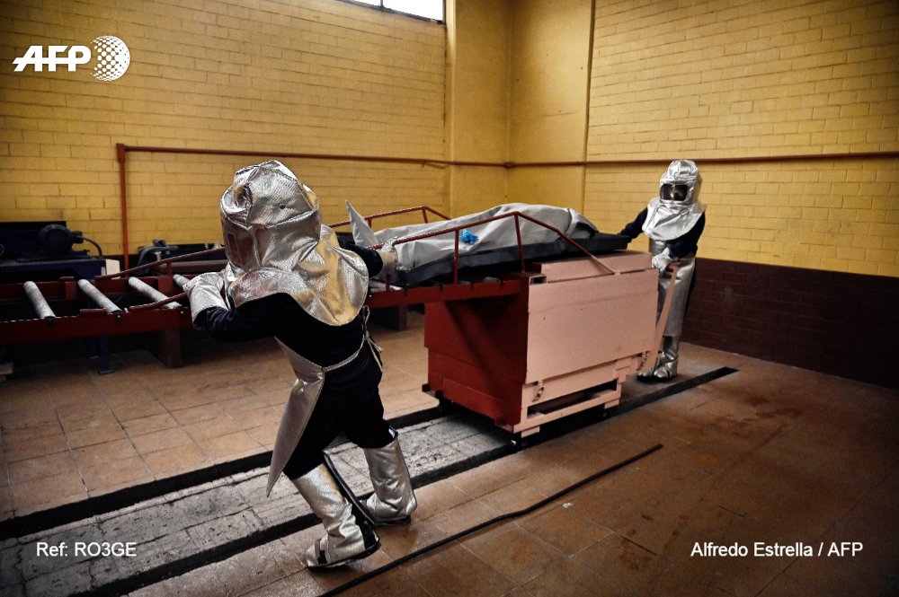 AFPespanol's tweet photo. 🇲🇽 El luto por el coronavirus en México, el país que festeja a sus muertos #AFP https://t.co/EXpS5JYf87
✍ @YGP1 
📸 @estrellafoto https://t.co/7tmaPCzYb0