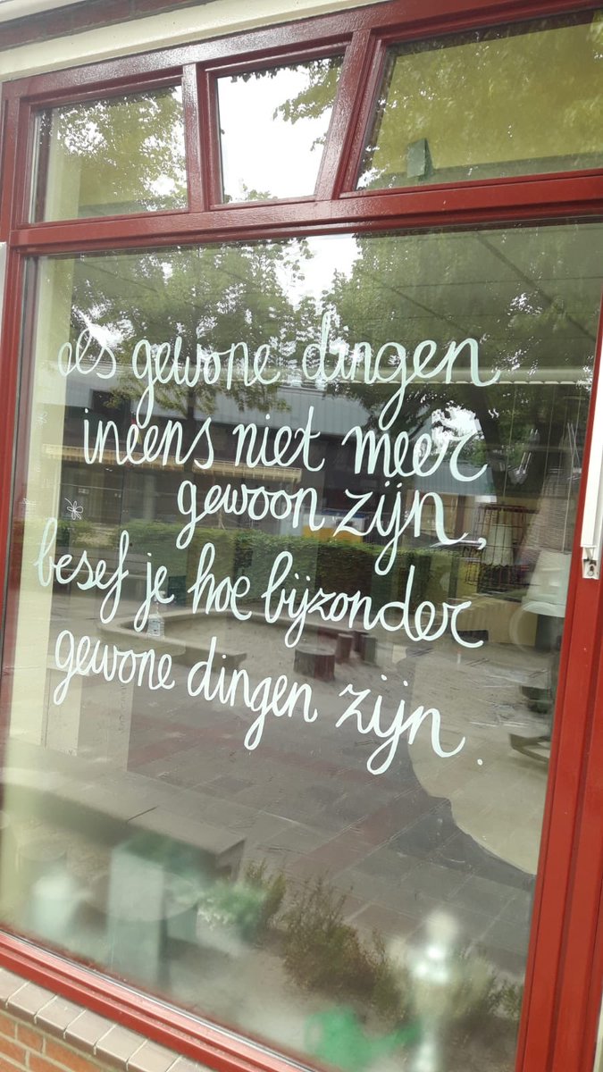 ‘Als gewone dingen ineens niet meer gewoon zijn, besef je hoe bijzonder gewone dingen zijn’. 

Zo raak! 

Vanmiddag gespot op de ramen van een basisschool in Bathmen.