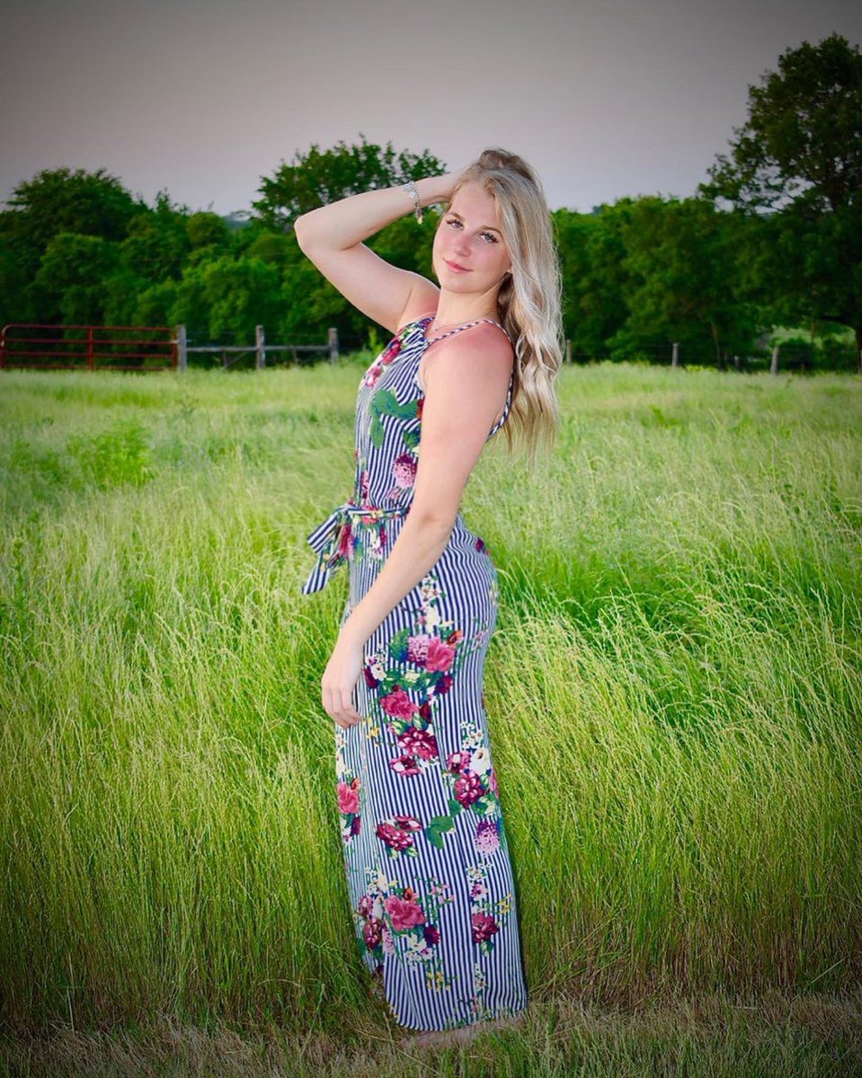 lacyymotttt's tweet photo. It’s getting closer!! #19days 🎓💚 https://t.co/vdq2IFebVN