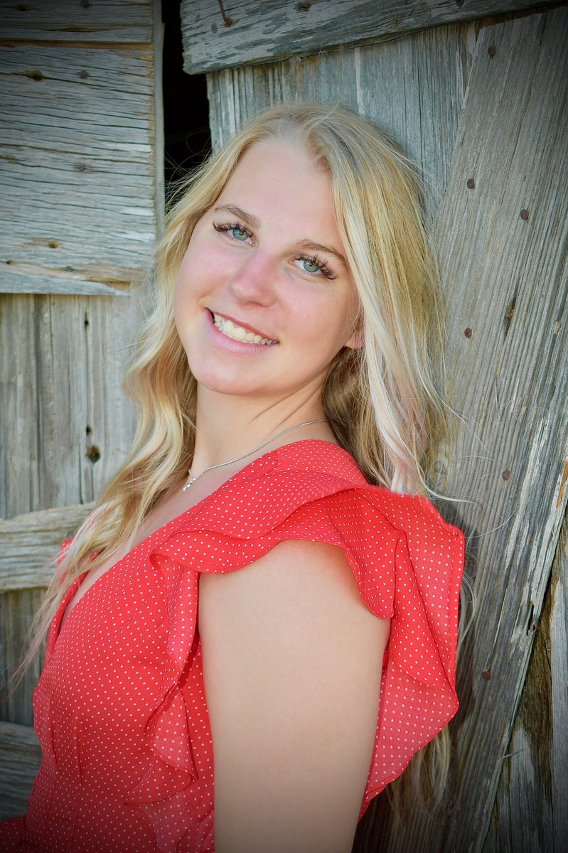 lacyymotttt's tweet photo. It’s getting closer!! #19days 🎓💚 https://t.co/vdq2IFebVN