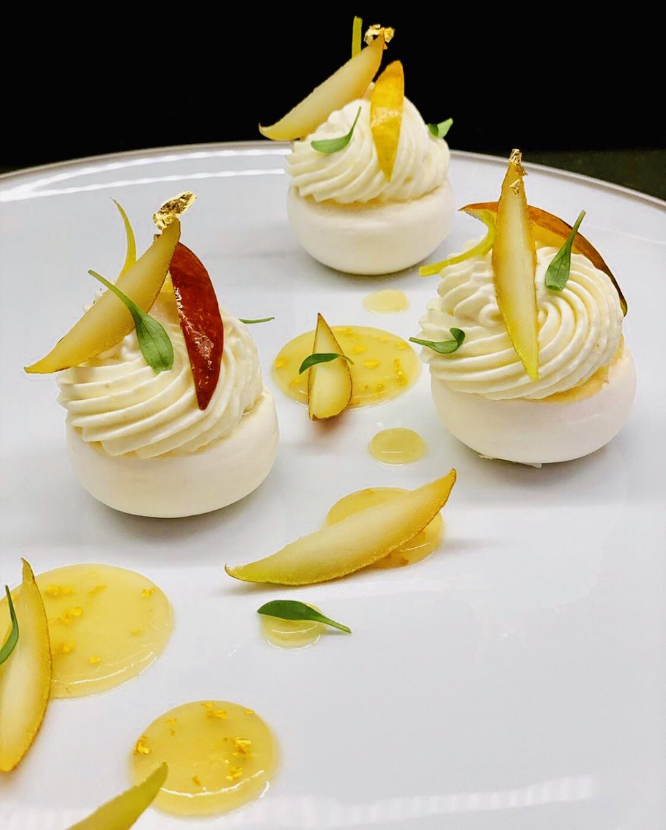 ما رأيكوم في هذا الإنجاز❤️  
Meringue garnis de confit caviar de citron,une rosace de mousse légère à la poire 
صحا فطوركم
#الجزائر 
#محمد_سي_عبد_القادر 
#Algeria 
#algerie 
#تلمسان
#ابقوا_في_منازلكم
#StayHome      #StayAtHome