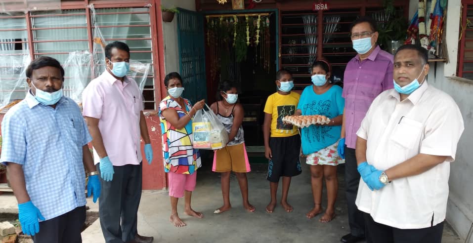 MIC_Malaysia's tweet photo. SUMBANGAN KASIH MUHIBBAH UMNO, MCA &amp; MIC YANG DI SAMPAIKAN OLEH YB SENATOR DATO’ DR.S.ANANTHAN PENGERUSI MIC NEGERI KEDAH DAN DATO’ DR.JOGINDER PENGERUSI MIC BHG. SUNGAI PETANI. TURUT HADIR EN.R.S.THILLAI SETIAUSAHA DAN EN.D.ASOGAN BENDAHARI MIC BHG. SG.PETANI.
#MICNews #MICKedah https://t.co/soi1Ed2h9X