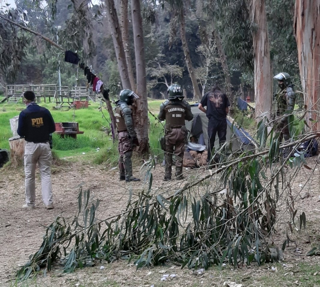 CarabCoquimbo's tweet photo. Frente a las denuncias recibidas en los últimos días, carabineros a cargo de Control del Orden Público relizaron un empadronamiento de las personas que acampan en el #ParqueColl de #LaSerena. El operativo fue coordinado con @Ejercito_Chile @PDI_Coquimbo y @munilaserena https://t.co/Jyz1GHyeIF