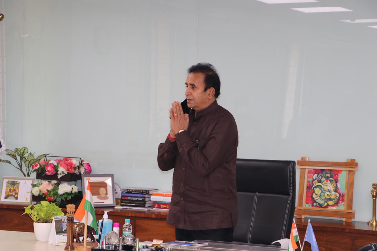 DISTRICT INFORMATION OFFICE, THANE (@info_thane1) on Twitter photo हँलो, वरिष्ठ पोलिस निरिक्षक गायकवाड नमस्कार, मी अनिल देशमुख बोलतोय आपण करोना च्या काळात ज्या जिद्दीने आपले कर्तव्य बजावत आहात ते अतिशय कौतुकास्पद आहे मला आपला अभिमान वाटतो अशीच काळजी घ्या जनतेची आणि स्वतःची #आधारवड <a href="/ThaneCityPolice/">Thane Police Commissionerate पोलीस आयुक्तालय, ठाणे</a> हँलो, वरिष्ठ पोलिस निरिक्षक गायकवाड नमस्कार, मी अनिल देशमुख बोलतोय आपण करोना च्या काळात ज्या जिद्दीने आपले कर्तव्य बजावत आहात ते अतिशय कौतुकास्पद आहे मला आपला अभिमान वाटतो अशीच काळजी घ्या जनतेची आणि स्वतःची #आधारवड <a href="/ThaneCityPolice/">Thane Police Commissionerate पोलीस आयुक्तालय, ठाणे</a>