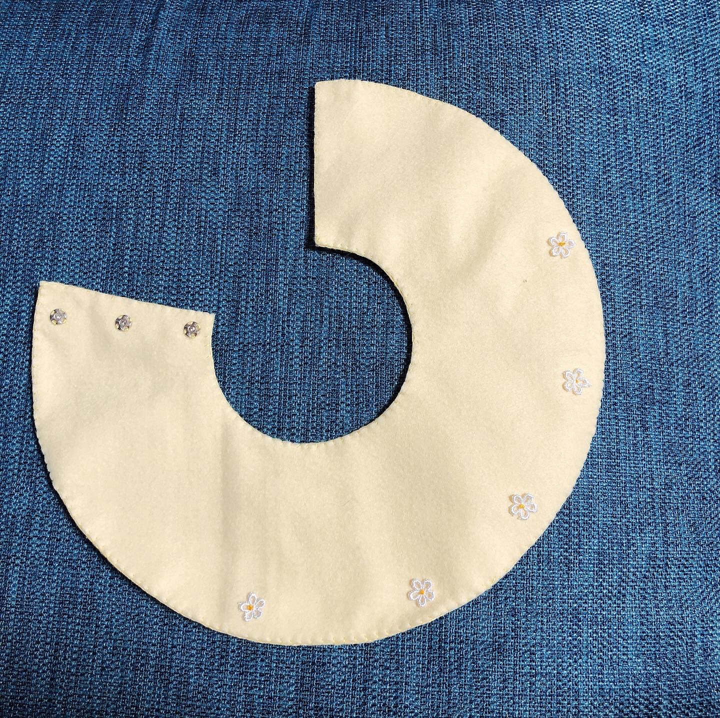 ポー 今日はエリザベスカラーを手作りしてみた コンパスで適当に丸を描いた型紙を作って ザクザクとフェルト切って縁をブランケットステッチで縫って出来上がり エリザベスカラー手作り エリザベスカラー T Co Xcgbpjmqb7 Twitter