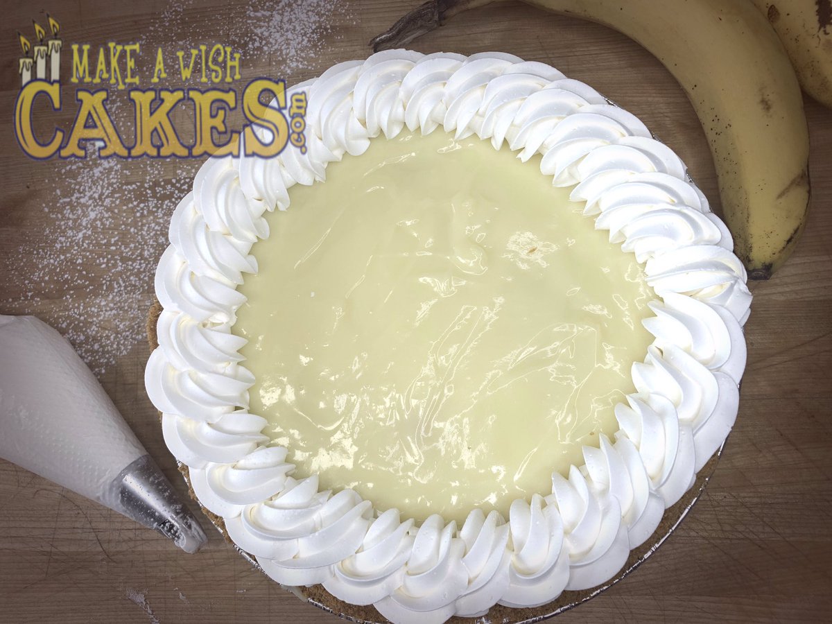 makewishcakes's tweet photo. Have We shown you our pies? Amazing! 😘 #coconutcreampie #bananacreampie #dutchapplepie #raspberrypie #strawberrycheesepie #makeawishcakes #andbakes https://t.co/fGHorr8ax9