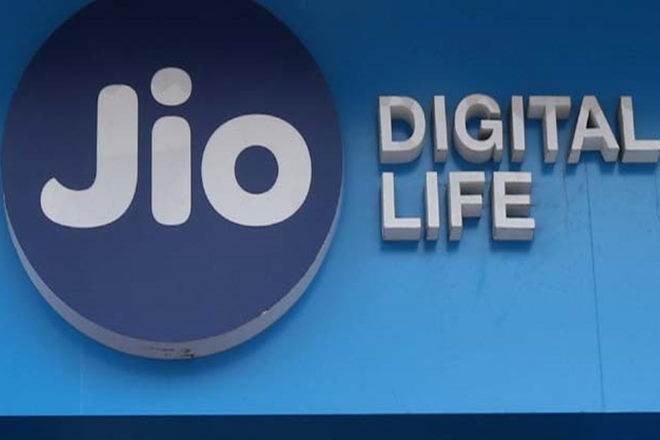 MoneycontrolH's tweet photo. #JioDeal पिछले एक महीने में जियो प्लेटफॉर्म्स ने कई बड़े निवेश हासिल किए हैं.. जानिए इस इनवेस्टमेंट में कंपनी की वैल्यू क्या लगाई गई है - https://t.co/bM5SPcezep https://t.co/Mh0ZSckw5P