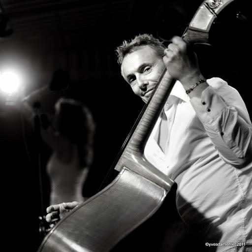 SyloooOooo's tweet photo. Une perte immense pour le jazz français et la scène sudiste en particulier..Marc #Peillon nous a quittés soudainement, pas de mot, des larmes, de la tristesse, un choc.. 😥 https://t.co/7e8EzjTUOI