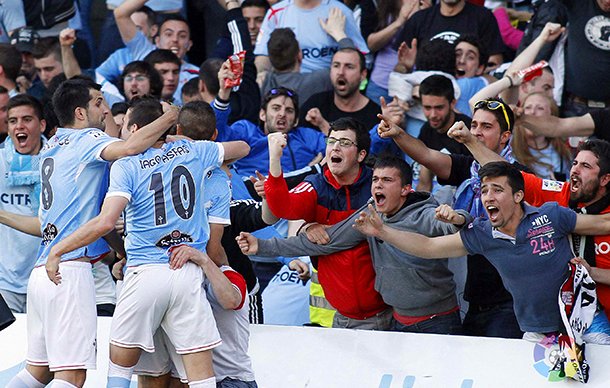  Los jugadores celebrando el gol de Insa.