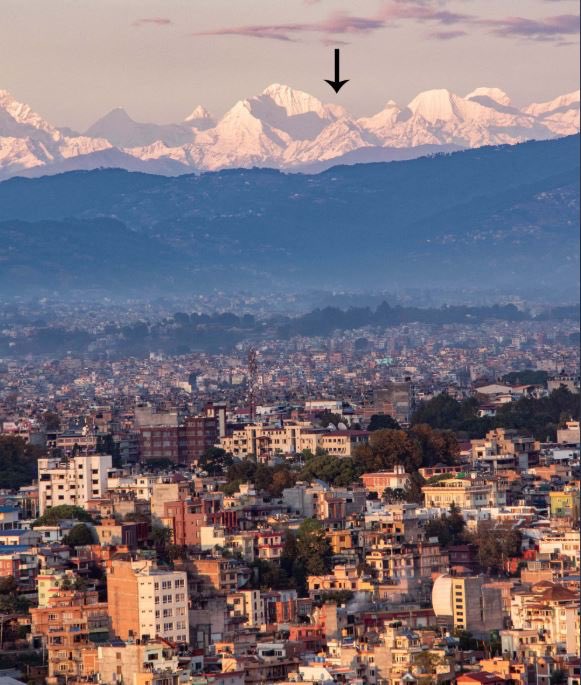 urbanvoicesin's tweet photo. The #COVID19Lockdown has cleaned the air over #Nepal and northern #India to such an extent that Mt #Everest can be seen again from #Kathmandu Valley again after so many years, despite the fact that it is 200km away. 

Stunning photo by @AbhushanGautam

#lockdown #ClimateChange https://t.co/hmrvkxylOv