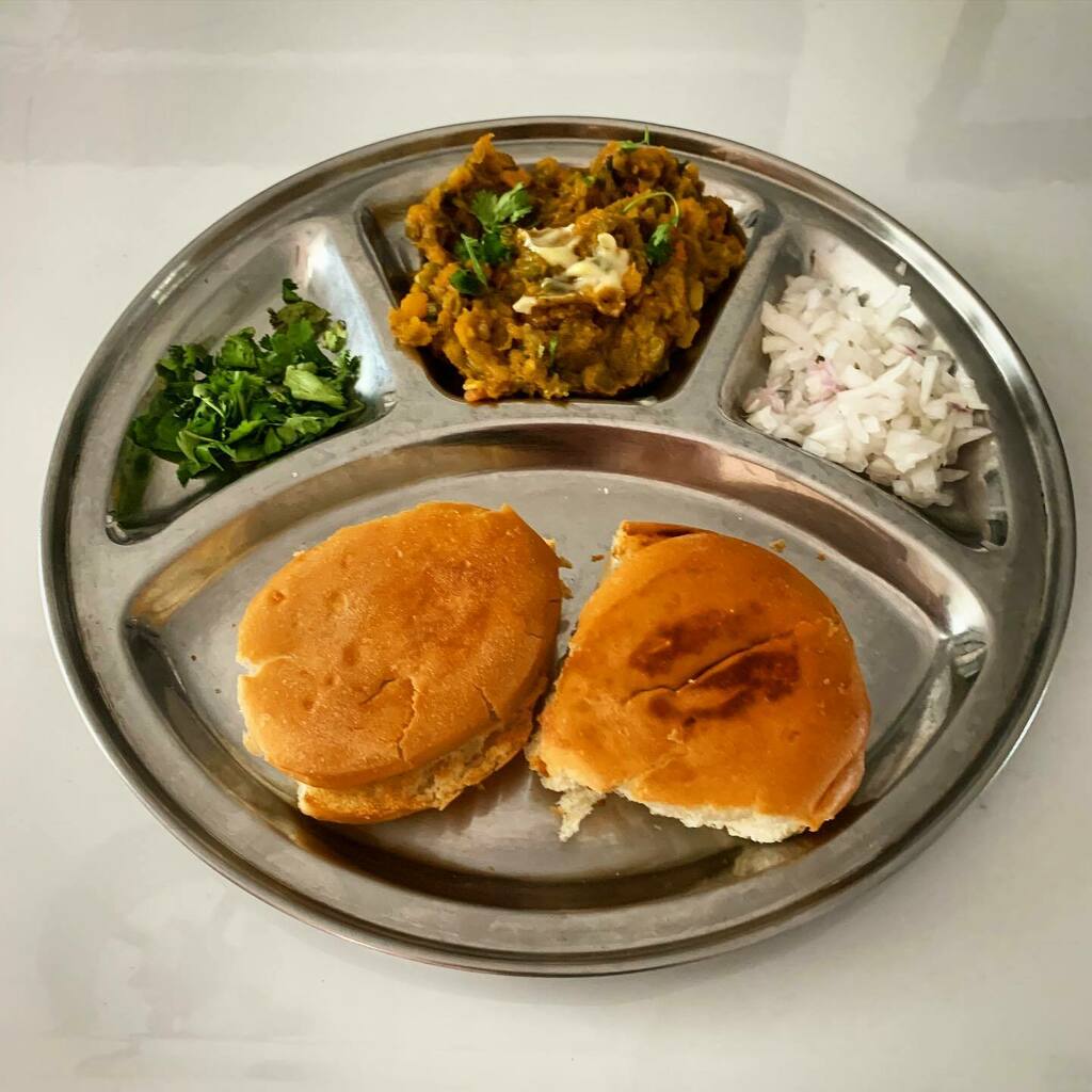 writeramesh's tweet photo. #fastfood sone right! The ubiquitous #indian #streetfood item - #pawbhaji by the wife. Simple, #tasty, #soulfilling . #waytoamansheart #delicious #yummy #fingerlickinggood #shotoniphone https://t.co/jVhKw6quQk https://t.co/GuzIC0Ru3U