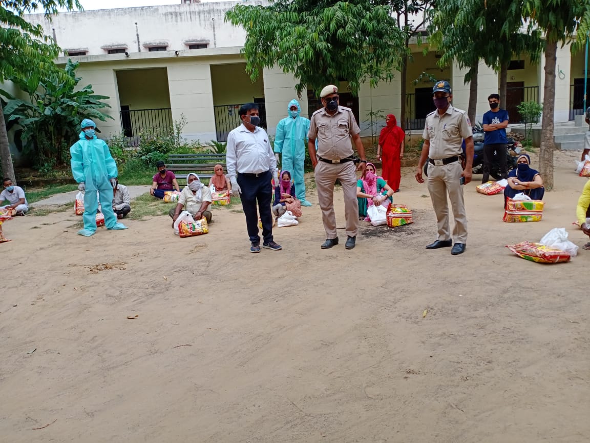 FoundationLadli's tweet photo. *With the Support of @DCPSouthDelhi @DelhiPolice ,@ibm_in @NASSCOMfdn @FoundationLadli Distributed #PersonalHygieneKits, #Masks4All & #OneMonthRation to 100 #MigrantLabours at #Ambedkar_Nagar
Thanks to @ADcpsouthdelhi
@Dhama_IPS @shrutiarora_IPS @CPDelhi @LtGovDelhi @NITIAayog https://t.co/frYDpQaaas
