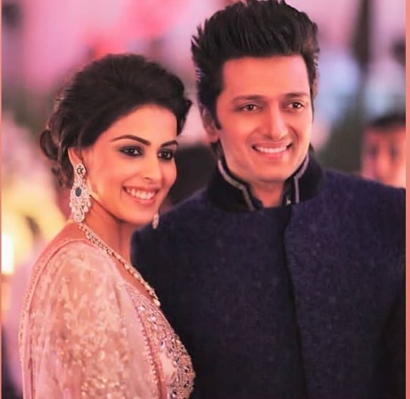 रितेश देशमुख आणि जेनेलिया यांनी मराठी चित्रपट महामंडळाला १० लाख  रूपयांची मदत केली आहे. हा निधी कोरोना काळात हातावर पोट असलेल्या पडद्यामागच्या कलाकारांसाठी वापरला जाणार आहे असं महामंडळाचे अध्यक्ष मेघराज राजेभोसले यांनी सांगितलं <a href="/abpmajhatv/">ABP माझा</a>.<a href="/soumitrapote/">Soumitra Pote । सौमित्र पोटे</a>