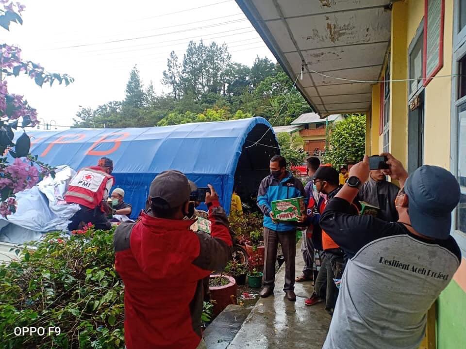 Pasca-banjir bandang di Paya Tumpi, Kec Kebayakan, Aceh Tengah, tim Satgana <a href="/palangmerah/">Indonesian Red Cross</a> Pidie Jaya membersihkan lumpur dan mendistribusikan bantuan darurat. <a href="/Divisi_PB_PMI/">IG : berita_bencana 🔴</a> #DengerinElshintaDiRumahAja