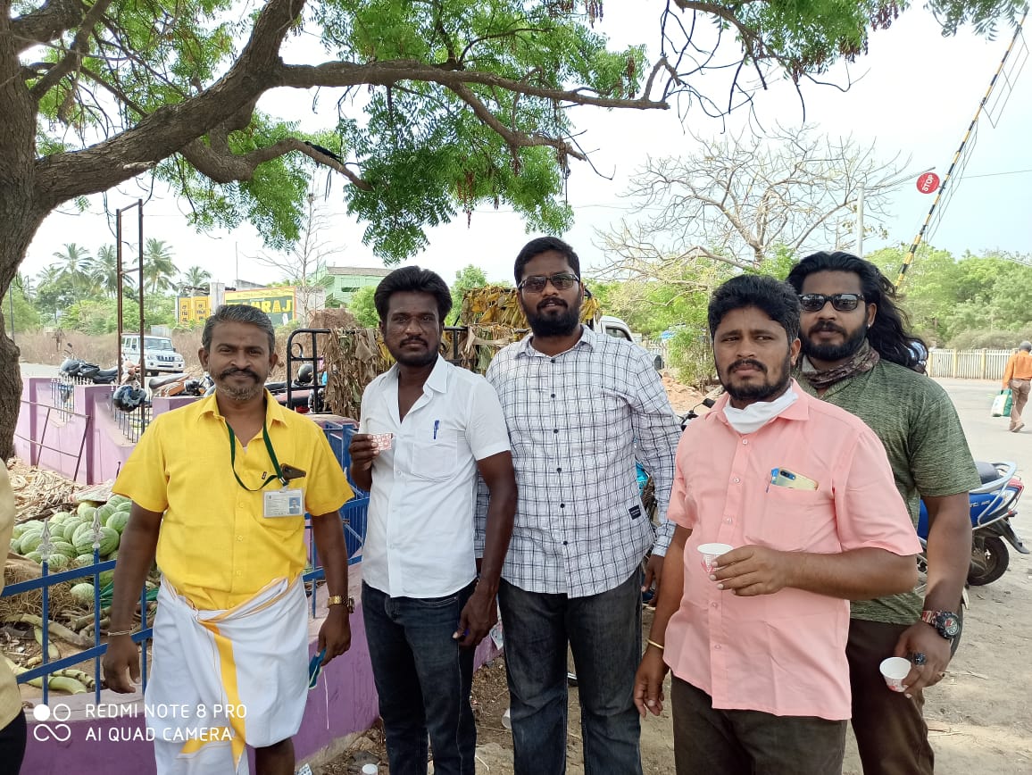 APandiayn's tweet photo. தொடர்ந்து #மக்கள் #சேவையில் #அஜித்குமாரின் #உதவும் #கரங்கள்

#திருநெல்வேலி 
அகில இந்திய ஆசை நாயகன் #அஜித்குமாரின் #உதவும்கரங்கள் சார்பாக #மகாராஜா நகர் #உழவர் #சந்தையில் உள்ள பொதுமக்களுக்கு #கபசுர #குடிநீர் (ஸ்ரீ தன்வந்திரி ஆயுர்வேதா மருந்தகம்) வழங்கப்பட்டது. https://t.co/WWAMb4YSvt