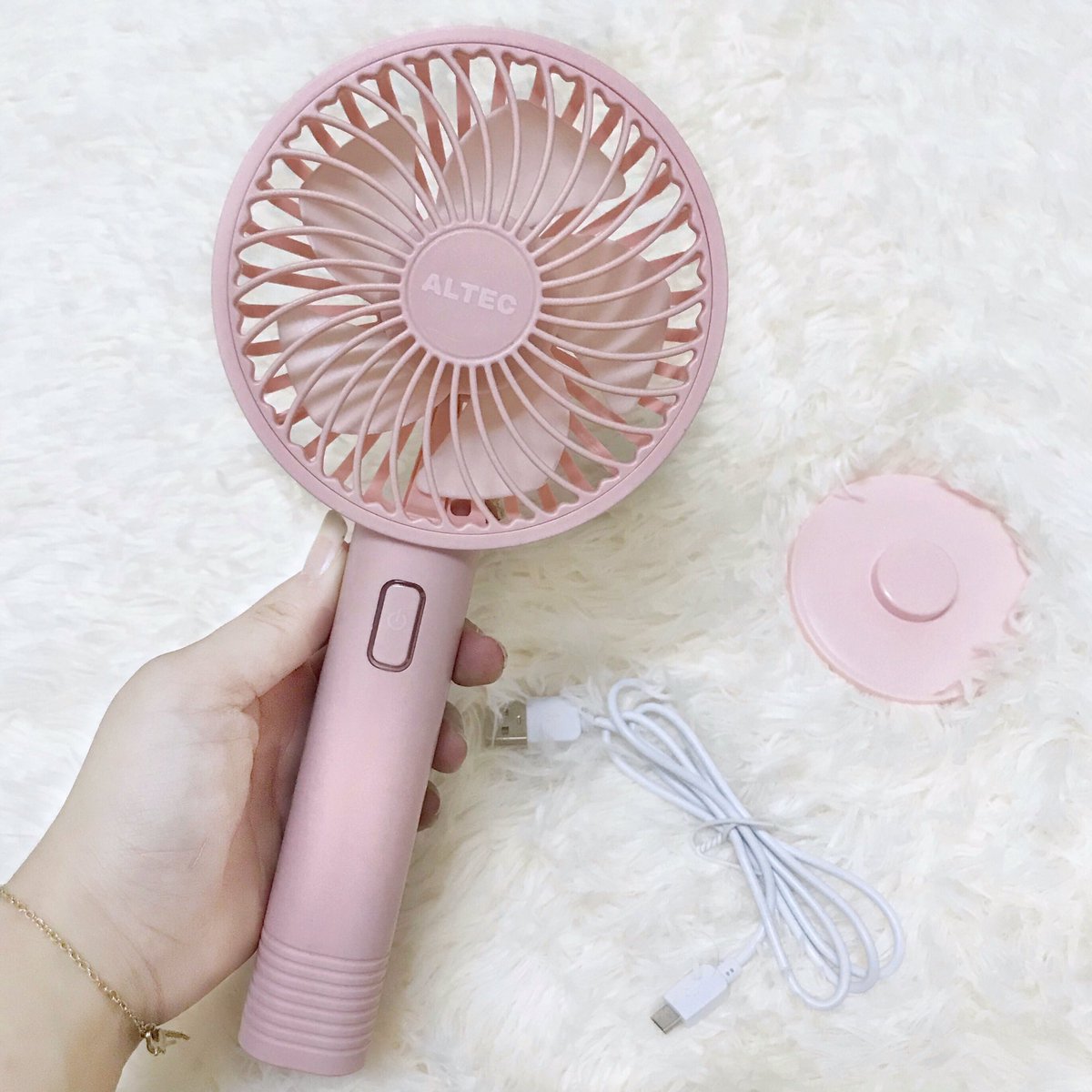 raymikky's tweet image. แกกกก มันคิ้วท์มากกก 199 เองงง โคตรน่ารักกกกก พัดลมพกพา ALTEC รุ่น Mini fan 2 Go ดีมากๆๆๆ อย่างแรกคือสีดีมากก ชมพูพาสเทลตรงปกไม่จกตา ลมแรงดีมาก ปรับได้ 3 ระดับ นี่ชอบเอาไว้ใช้เวลาทาครีม 5555 ในกล่องจะมีพัดลม ฐานตั้ง แถมสาย USB ไว้ชาร์ทด้วย ดีมากก #ALTEC #Topvalue #ALTECxTopvalue