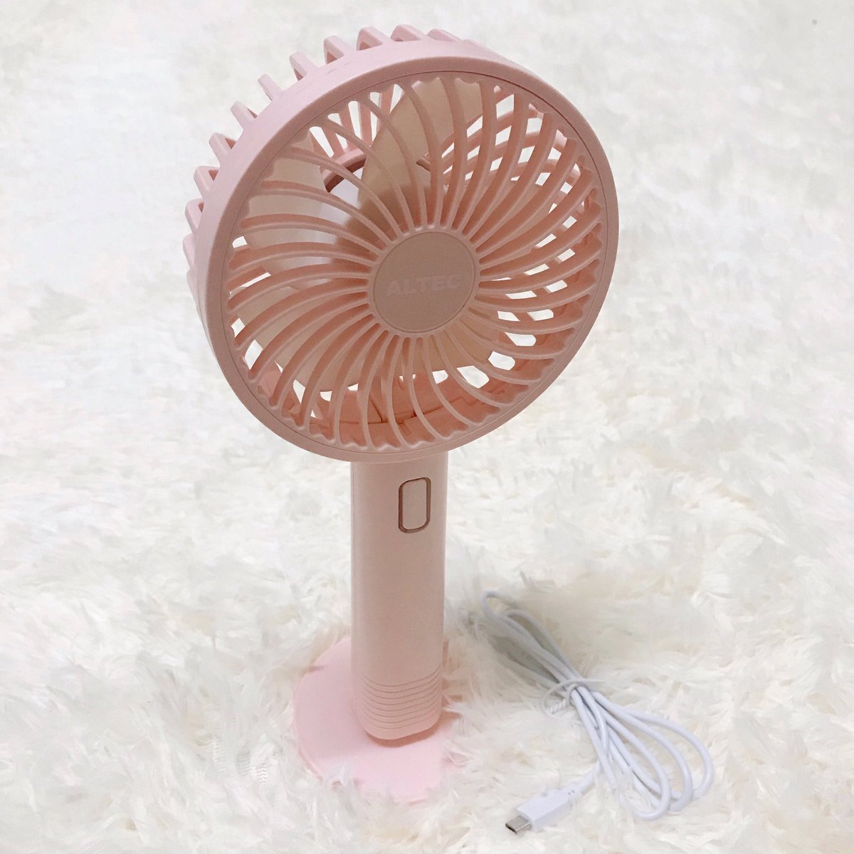 raymikky's tweet image. แกกกก มันคิ้วท์มากกก 199 เองงง โคตรน่ารักกกกก พัดลมพกพา ALTEC รุ่น Mini fan 2 Go ดีมากๆๆๆ อย่างแรกคือสีดีมากก ชมพูพาสเทลตรงปกไม่จกตา ลมแรงดีมาก ปรับได้ 3 ระดับ นี่ชอบเอาไว้ใช้เวลาทาครีม 5555 ในกล่องจะมีพัดลม ฐานตั้ง แถมสาย USB ไว้ชาร์ทด้วย ดีมากก #ALTEC #Topvalue #ALTECxTopvalue