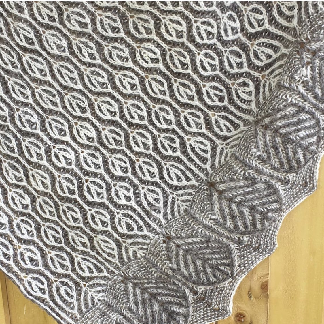 Romneymarshwool's tweet photo. So lucky to have the most talented customers 🥰
⠀⠀⠀⠀⠀⠀⠀⠀⠀
Shared with us by Sandy, who says:
“Amira Bouquet Shaael, designed by Wanpen Huang. A test knit I did using fleece I hand spun from Romney Marsh Wools.”

#handspunfleece #romneywool #britishwool https://t.co/66y5sTpv1Z