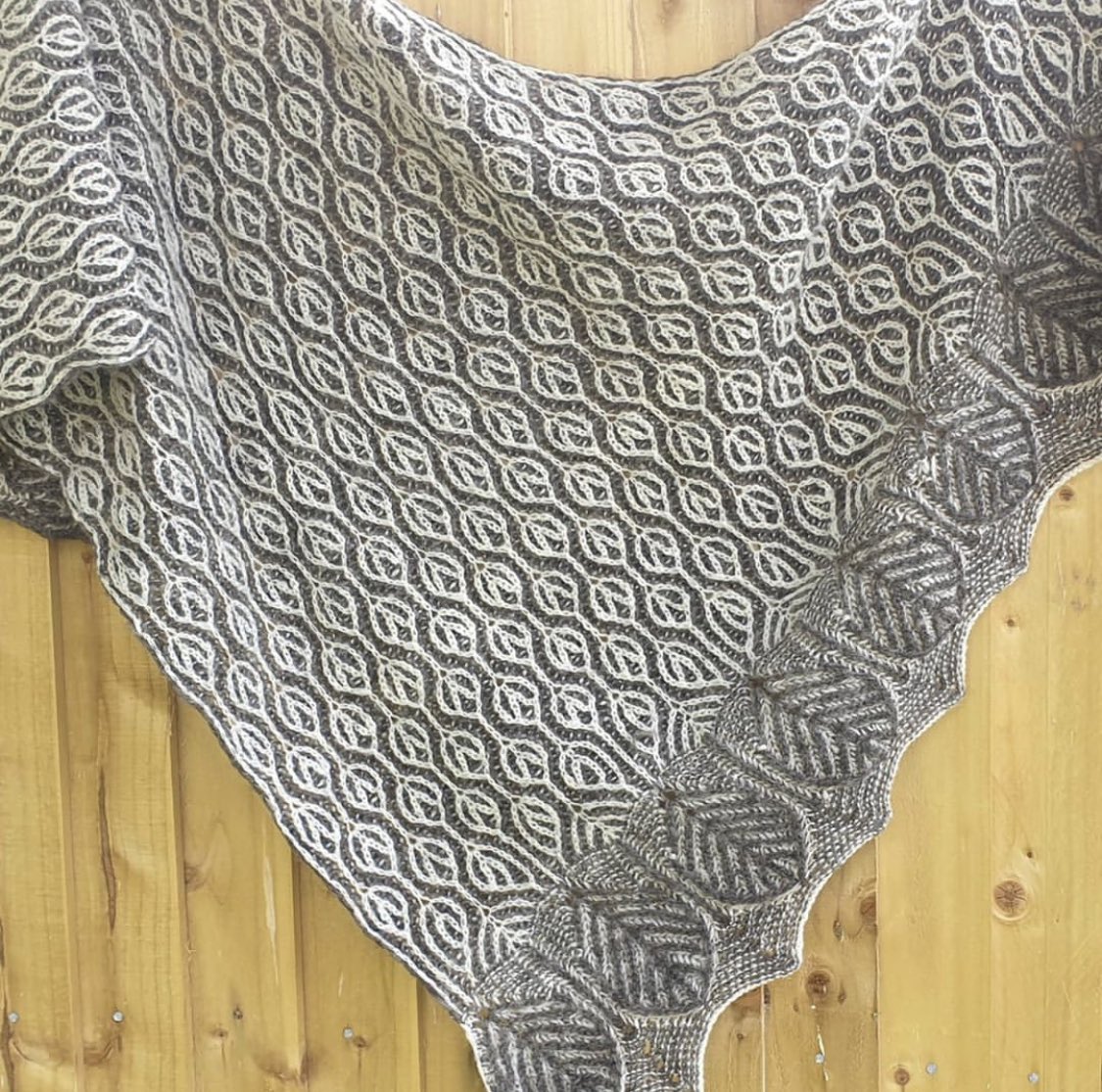 Romneymarshwool's tweet photo. So lucky to have the most talented customers 🥰
⠀⠀⠀⠀⠀⠀⠀⠀⠀
Shared with us by Sandy, who says:
“Amira Bouquet Shaael, designed by Wanpen Huang. A test knit I did using fleece I hand spun from Romney Marsh Wools.”

#handspunfleece #romneywool #britishwool https://t.co/66y5sTpv1Z