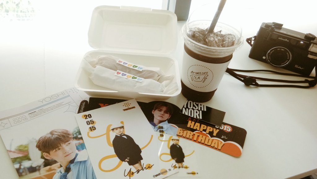 hhillllihh's tweet photo. มาย้อนหลังวันเกิดคุณเสือโยชิโนริ น่ารักมากเลยค่ะ มีแต่โยชิเต็มไปหมดเลย แอบวาดรูปไปรูปนึง แหะ ขอบคุณที่จัดคาเฟ่วันเกิดด้วยนะคะ ขนม กิฟอะเว คัฟสลีฟ ทุกอย่างน่ารักไปหมดเลย @yoshiyoshi_th

#TREASUREPrinceYoshiDay
#YOSHI #TREASURE https://t.co/uaW8fuCPSR