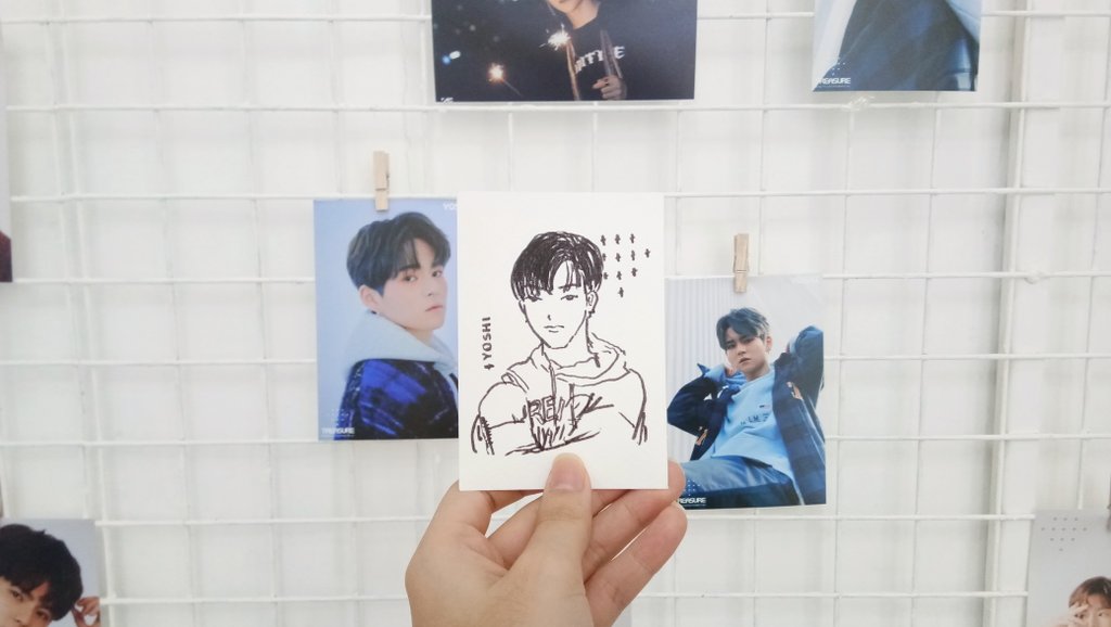hhillllihh's tweet photo. มาย้อนหลังวันเกิดคุณเสือโยชิโนริ น่ารักมากเลยค่ะ มีแต่โยชิเต็มไปหมดเลย แอบวาดรูปไปรูปนึง แหะ ขอบคุณที่จัดคาเฟ่วันเกิดด้วยนะคะ ขนม กิฟอะเว คัฟสลีฟ ทุกอย่างน่ารักไปหมดเลย @yoshiyoshi_th

#TREASUREPrinceYoshiDay
#YOSHI #TREASURE https://t.co/uaW8fuCPSR